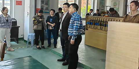 市經(jīng)信局副局長(zhǎng)楊雄文帶隊(duì)，蒼南縣經(jīng)信局趙局、壽局陪同來(lái)公司調(diào)研的圖片