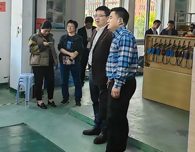 市經(jīng)信局副局長(zhǎng)楊雄文帶隊(duì)，蒼南縣經(jīng)信局趙局、壽局陪同來公司調(diào)研的新聞圖片